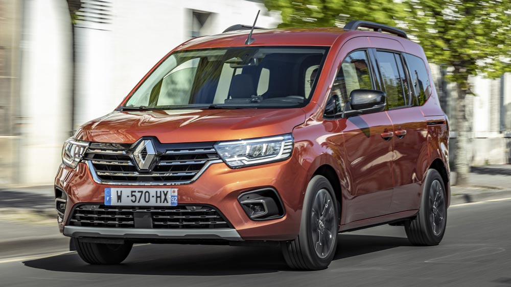 Renault Kangoo arancione in movimento Renault Kangoo arancione in movimento